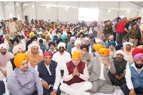 मुख्यमंत्री श्री पुष्कर सिंह धामी ने गुरु नानक जयंती के अवसर पर रेसकोर्स, देहरादून स्थित गुरुद्वारे में मत्था टेक कर प्रदेशवासियों की सुखसमृद्धि और खुशहाली के लिए प्रार्थना की।