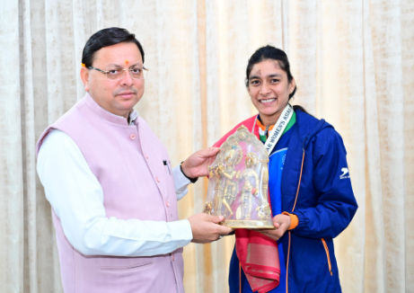 मुख्यमंत्री श्री पुष्कर सिंह धामी से मुख्यमंत्री आवास में एशियाई चैंपियंस ट्रॉफी विजेता महिला हॉकी टीम की सदस्य हरिद्वार निवासी मनीषा चैहान ने शिष्टाचार भेंट की।