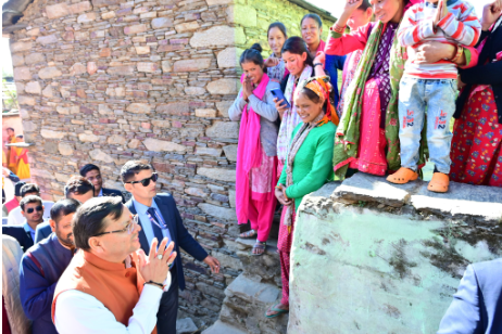 गैरसैंण के ऐतिहासिक गांव सारकोट पहुंच कर मुख्यमंत्री श्री पुष्कर सिंह धामी ने सुनी जन समस्याएं।