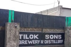 बॉटलिंग प्लांट में अप्रखंड के लिए अवैध रूप से विनिर्माण शराब मिली