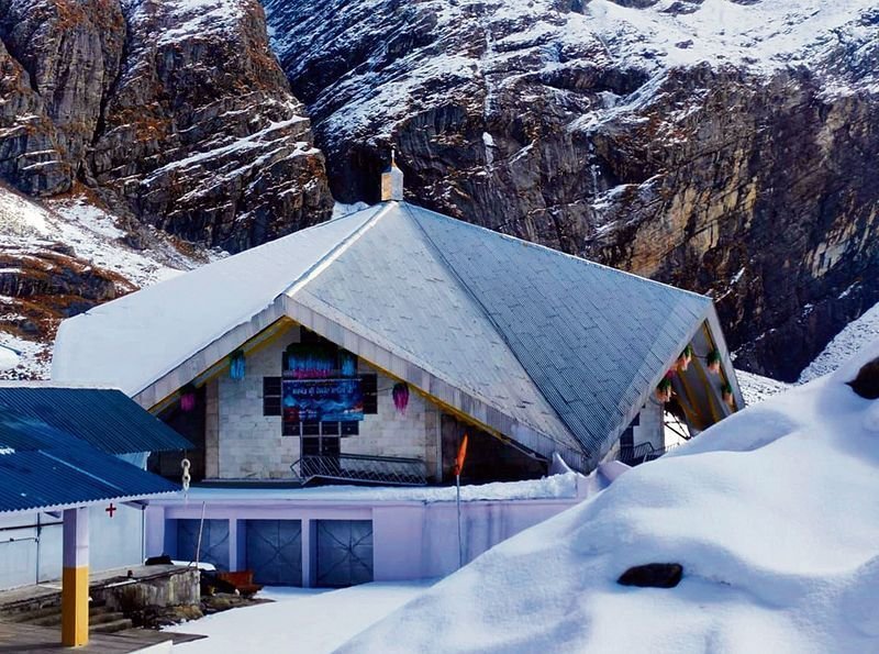 हेमकंड साहिब गुरुद्वारा के दरवाजे भक्तों के लिए खुले हैं