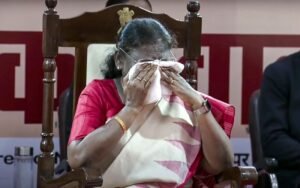 राष्ट्रपति मुरमू भावुक हो जाते हैं क्योंकि विकलांग बच्चे उसे ‘हैप्पी बर्थडे’ मेलोडी गाते हैं