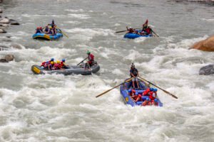 ऋषिकेश में गंगा के पास चेतावनी स्तर के रूप में निलंबित नदी राफ्टिंग निलंबित