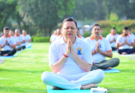 मुख्यमंत्री आवास परिसर में गुरुवार को योगाभ्यास किया गया।