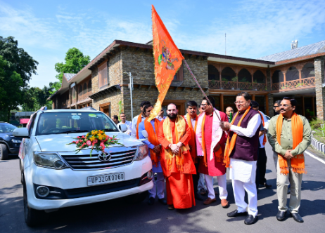मुख्यमंत्री श्री पुष्कर सिंह धामी ने मुख्यमंत्री आवास देहरादून से कुशीनगर जनपद में भगवान सूर्य की मूर्ति के जलाभिषेक के लिए कलश यात्रा का फ्लैग ऑफ किया।
