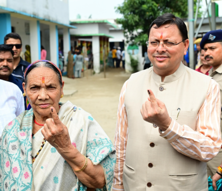 मुख्यमंत्री श्री पुष्कर सिंह धामी ने त्रिस्तरीय पंचायत चुनाव में किया मतदान।