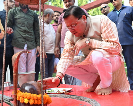 मुख्यमंत्री श्री पुष्कर सिंह धामी ने पवित्र श्रावण मास के अवसर पर झनकईया खटीमा स्थित भारामल बाबा मंदिर में देवाधिदेव महादेव का जलाभिषेक, पूजाअर्चना की।