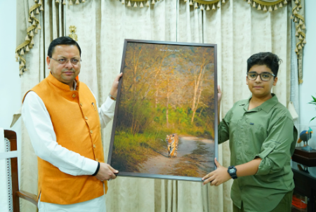 मुख्यमंत्री श्री पुष्कर सिंह धामी से मुख्यमंत्री आवास में छात्र व प्रतिभाशाली वाइल्ड लाइफ फोटोग्राफर शौर्य प्रताप बिष्ट ने भेंट की।
