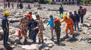 4 हेलीकॉप्टरों को आपदा-हिट उत्तरकाशी में फंसे एयरलिफ्ट लोगों के लिए तैनात किया गया