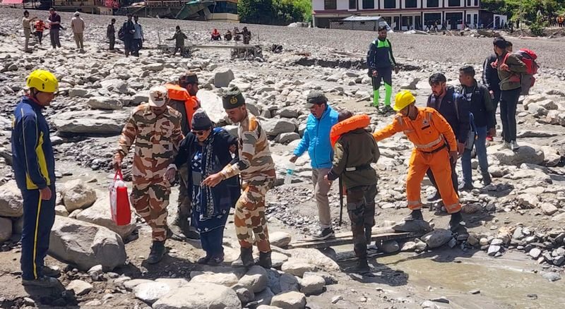 4 हेलीकॉप्टरों को आपदा-हिट उत्तरकाशी में फंसे एयरलिफ्ट लोगों के लिए तैनात किया गया