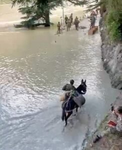 होफेड सेंटिनल्स: बाढ़-हिट धरली में, सेना के खच्चर नौका की आपूर्ति जहां कोई वाहन नहीं पहुंच सकता है