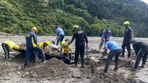 अस्थायी झील में जल स्तर के रूप में बाढ़-हिट धरली, हर्सिल में राहत के प्रयास जारी हैं