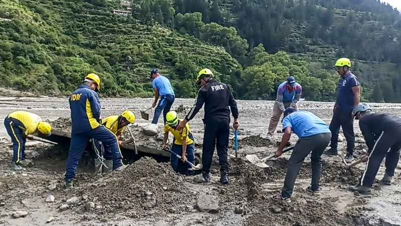 अस्थायी झील में जल स्तर के रूप में बाढ़-हिट धरली, हर्सिल में राहत के प्रयास जारी हैं