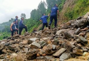 उत्तराखंड के बारिश के कुछ हिस्सों के बाद लापता लोगों की तलाश में मलबे के माध्यम से बचाव दल की झारना
