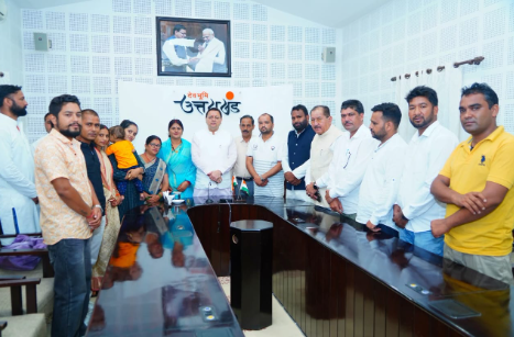 मुख्यमंत्री श्री पुष्कर सिंह धामी ने कैंप कार्यालय, मुख्यमंत्री आवास में विधायक श्री भरत सिंह चैधरी के नेतृत्व में आए रुद्रप्रयाग जिले के त्रिस्तरीय पंचायत चुनाव में नवनिर्वाचित जनप्रतिनिधियों ने भेंट की।