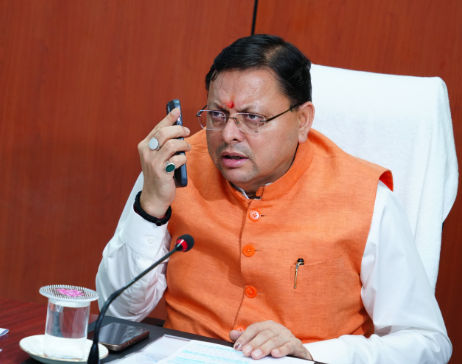 आंध्र प्रदेश दौरे को तत्काल निरस्त करते हुए सीएम धामी ने सीधे देहरादून आईटी पार्क स्थित आपदा परिचालन केंद्र पहुंच धराली (उत्तरकाशी) में चल रहे रेस्क्यू ऑपरेशन का अपडेट लिया।