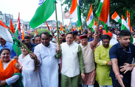 सीएम धामी ने देहरादून में जनप्रतिनिधियों, हजारों की संख्या में युवाओं, छात्रछात्राओं, महिलाओं एवं बच्चों के साथ तिरंगा यात्रा का नेतृत्व किया।