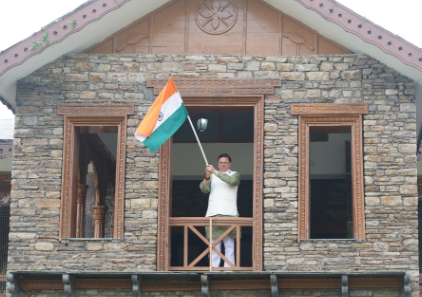 मुख्यमंत्री श्री पुष्कर सिंह धामी ने मुख्यमंत्री आवास में ‘हर घर तिरंगा’ अभियान के अंतर्गत तिरंगा फहराया।
