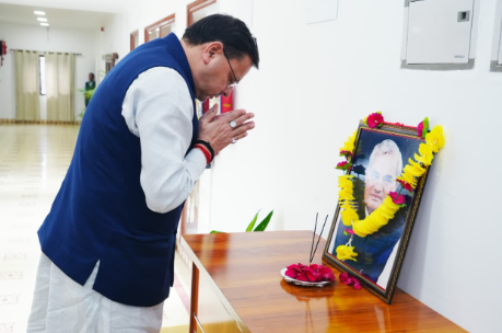 मुख्यमंत्री श्री पुष्कर सिंह धामी ने पूर्व प्रधानमंत्री “भारत रत्न“ अटल बिहारी वाजपेयी की पुण्यतिथि पर मुख्यमंत्री कैंप कार्यालय में उनके चित्र पर पुष्प अर्पित कर श्रद्धांजलि दी।