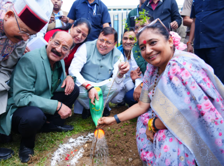 मुख्यमंत्री श्री पुष्कर सिंह धामी और विधानसभा अध्यक्ष श्रीमती ऋतु खंडूडी भूषण ने गैरसैंण (भराड़ीसैंण) में “एक पेड़ माँ के नाम” अभियान के तहत पौधा रोपण किया।