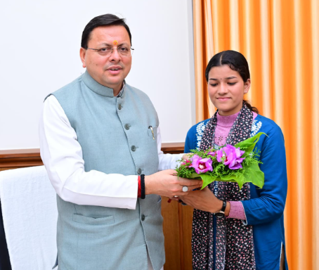 मुख्यमंत्री श्री पुष्कर सिंह धामी से गैरसैंण (भराड़ीसैंण) में मुख्यमंत्री आदर्श ग्राम सारकोट की ग्राम प्रधान प्रियंका नेगी ने भेंट की।