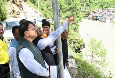 मुख्यमंत्री पुष्कर सिंह धामी ने जनपद की बड़कोट तहसील के स्यानाचट्टी में आपदा प्रभावित क्षेत्र का किया स्थलीय निरीक्षण।