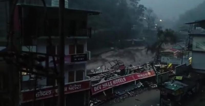 बड़े पैमाने पर क्लाउडबर्स्ट स्पार्क्स फ्लैश फ्लैश इन देहरादुन, 2 बचाव के रूप में बचाव के प्रयास जारी हैं