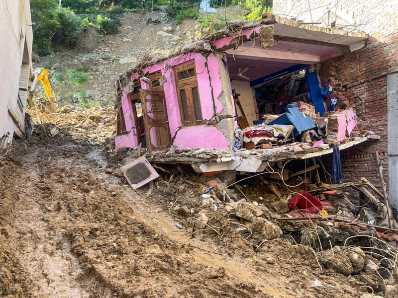 बारिश से कोई राहत नहीं है क्योंकि मानसून रिट्रीट हिमाचल के मंडी में फ्लैश फ्लड को ट्रिगर करता है; 3 मृत; 3 दफन