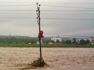 बचाव के लिए ndrf के रूप में बच्चे को बिजली के पोल पर जीवन पर लटका दिया जाता है