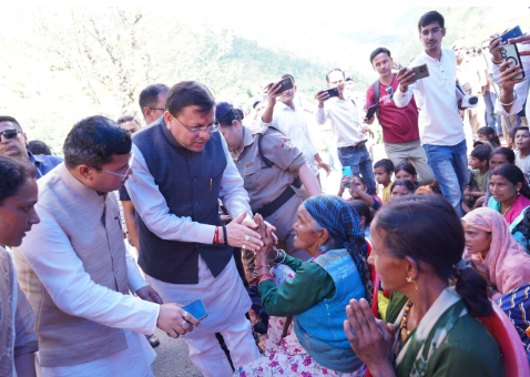 मुख्यमंत्री श्री पुष्कर सिंह धामी ने शनिवार को बागेश्वर के आपदा प्रभावित क्षेत्र पौंसरी में ग्रामीणों से भेंट कर उनका हालचाल जाना।