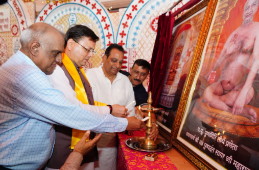 मुख्यमंत्री श्री पुष्कर सिंह धामी ने श्री दिगम्बर जैन पंचायती मंदिर में आयोजित जैन समाज सम्मेलन में प्रतिभाग किया और जैन धर्म गुरुओं का आशीर्वाद लिया।