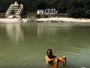 ‘अगर पुरुष अंडरवियर में स्नान कर सकते हैं…’: ऋषिकेश के गंगा में विदेशी महिला की बिकनी डुबकी का वायरल वीडियो सांस्कृतिक बहस को जन्म देता है