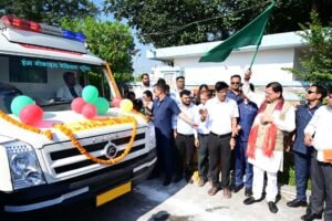 मुख्यमंत्री श्री पुष्कर सिंह धामी ने 09 मोबाइल मेडिकल यूनिट (एम्बुलेंस) को हरी झंडी दिखाकर किया रवाना।