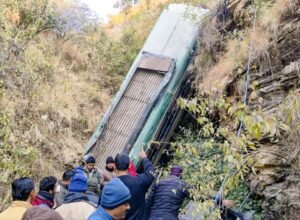 उत्तराखंड के अल्मोडा में बस खाई में गिरने से 7 लोगों की मौत