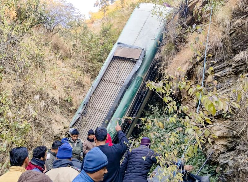 उत्तराखंड के अल्मोडा में बस खाई में गिरने से 7 लोगों की मौत